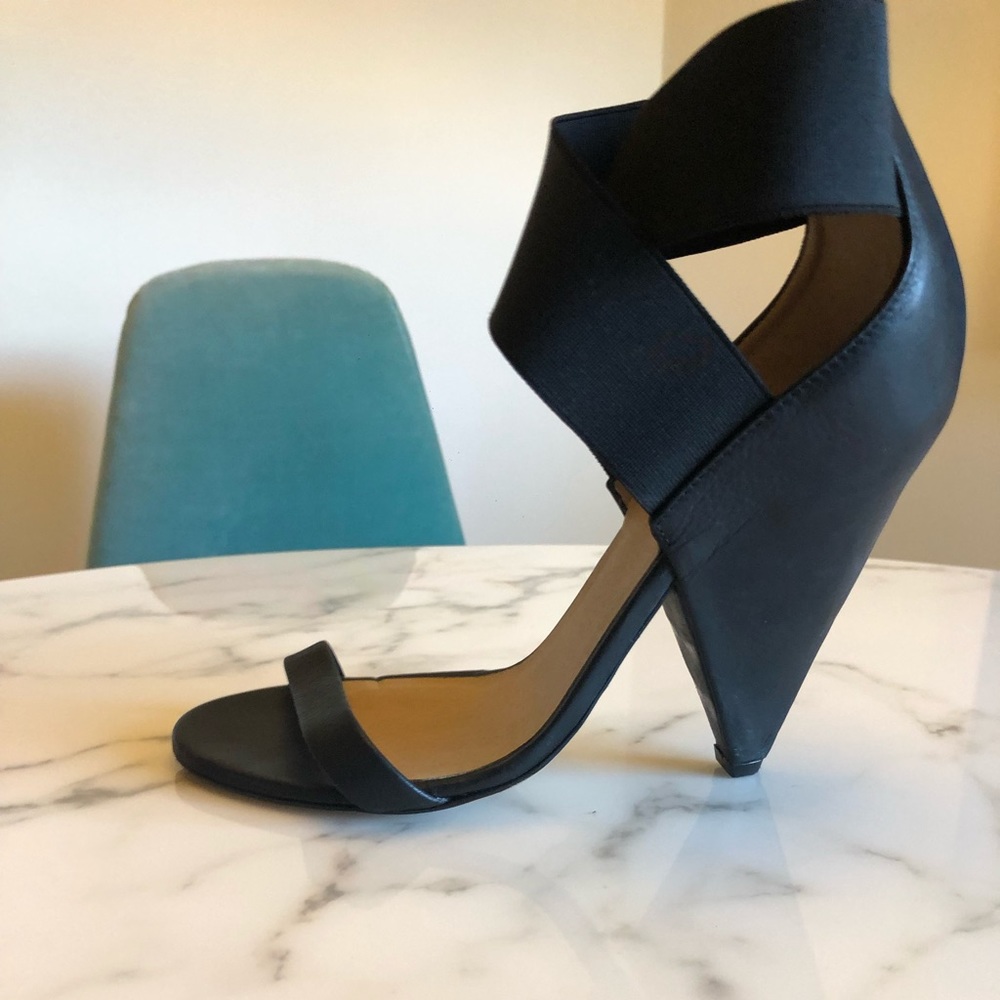 Iro sohak sandals in black